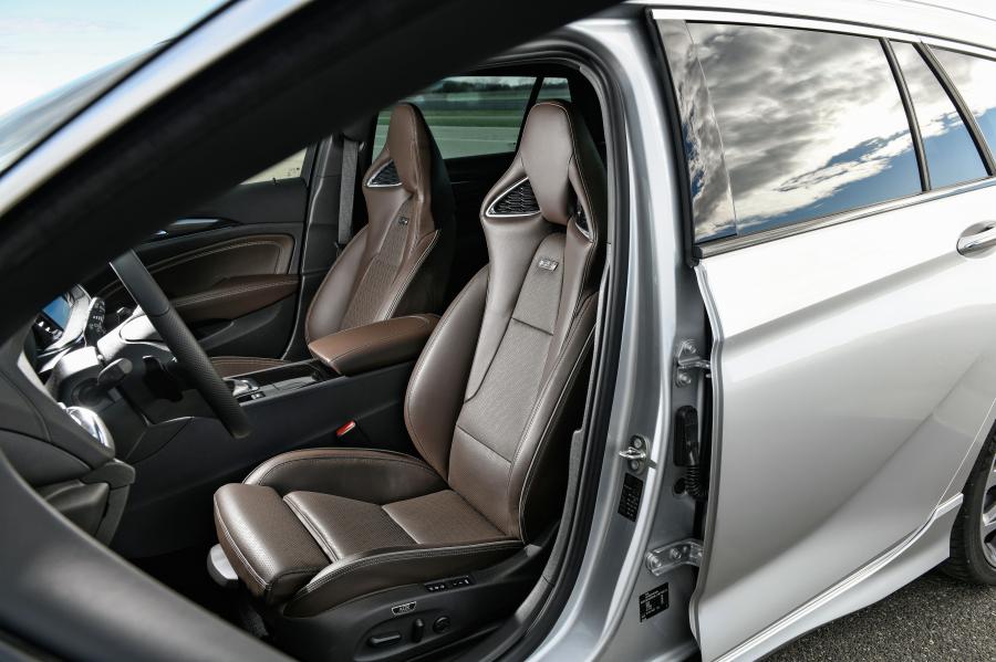 Интерьер Opel Insignia GSi Sports Tourer 2017 года  (фото 18 из 40)
